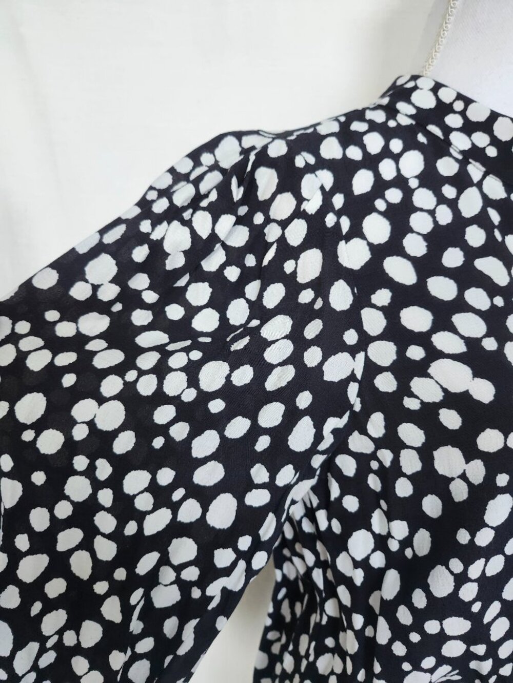 Zara Mock neck Puff Sleeve Top Blouse Size M Black White - Picture 5 of 8